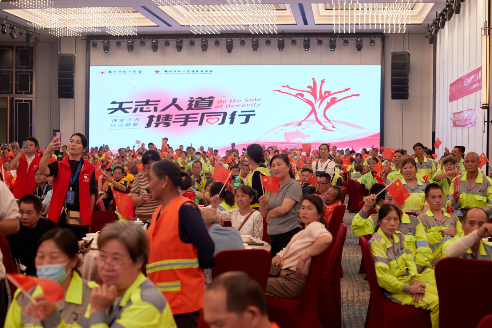 宴请千名环卫工人 致敬“城市美容师”
